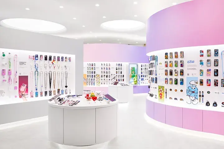CASETiFY 遠東 Garden City 門市店內將展出多款近期話題不斷的聯名系列，包括吉伊卡哇、迪士尼皮克斯《玩具總動員 》、七龍珠 Z 、TOMORROW X TOGETHER 等超多款聯名電子配件