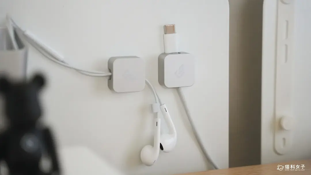 Revon Elite 三節式電動升降桌：磁吸收線