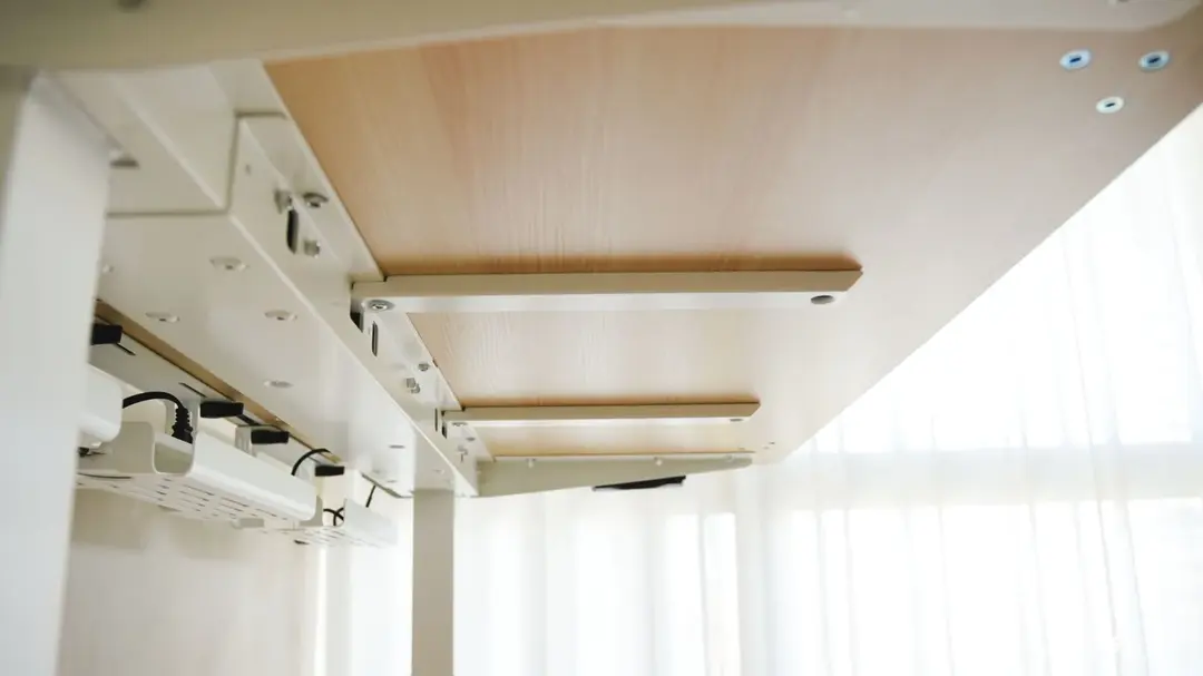 Revon Elite 三節式電動升降桌：U 型結構桌架